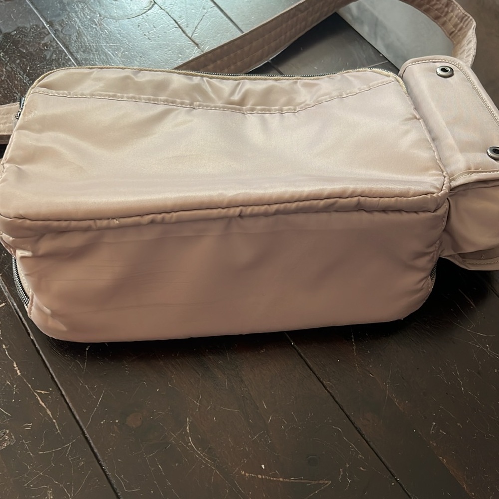 EUC Lug Crossbody Bag in Beige/tan w/blue/navy and white seashell interior patt. - Picture 8 of 8
